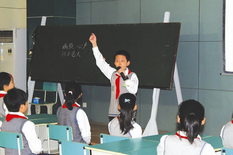 一位老师在讲台上表情严肃