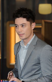 李龙基手拿戒指微笑