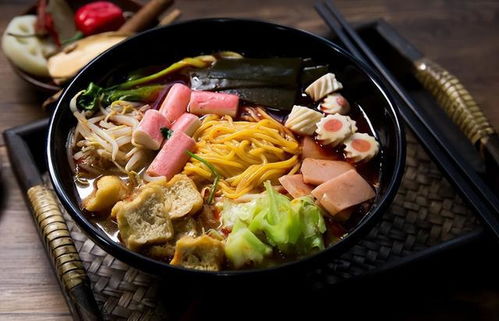 一份色彩丰富的麻辣烫