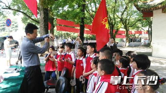 专家讲解防震知识现场