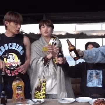 Labubu拍卖现场图