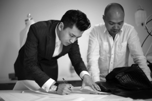 设计师正在绘制图案