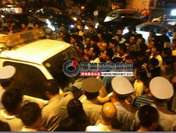 人们围着手机看新闻