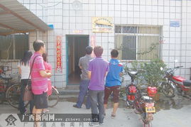 员工聚集在公司门口讨说法