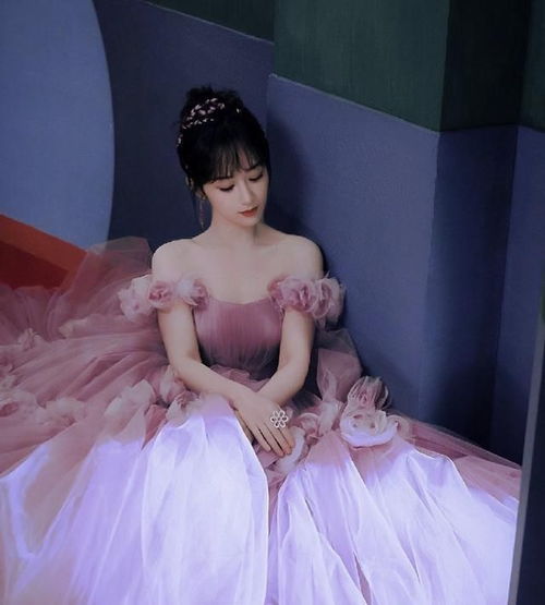 杨紫古装亮相红毯