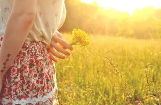 孤身走雨中的人