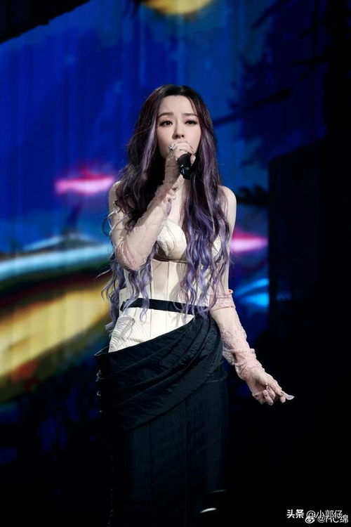 张靓颖演唱会上的造型