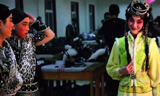 江浩在舞台上激情演唱