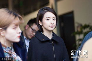 身穿囚服的人低头站着