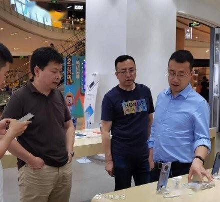 余承东回应开车睡觉传闻：已‘自首’背后的故事