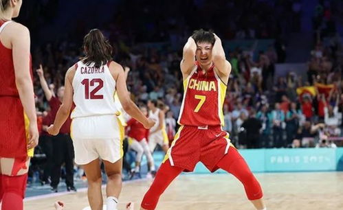 杨力维在比赛中抢断画面