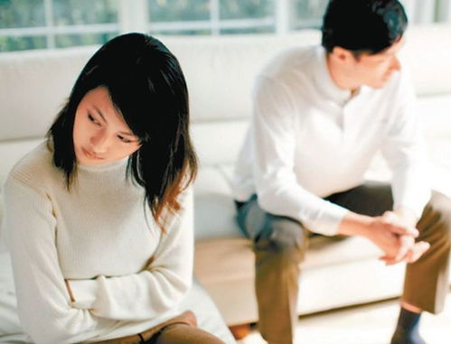 嘉丽表情严肃地质问老公