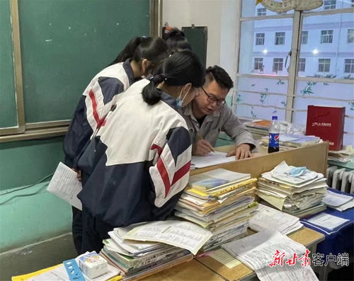 一间教室里摆满了书本