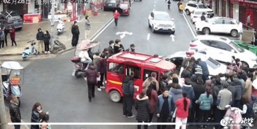 暖心！多地老人骑三轮侧翻，总有少年挺身而出帮忙