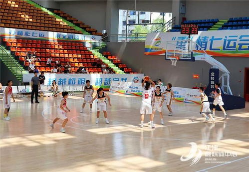 女篮队员们手牵手步入球场