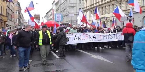 民众抗议示威场景