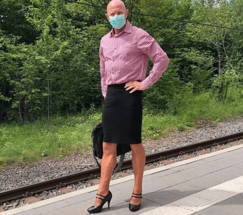 网传60岁大叔扮女装与多人亲密？真相令人震惊！