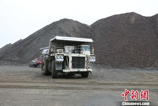 无人矿卡在矿区工作的场景