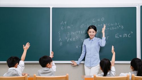 一位老师在讲台上讲课