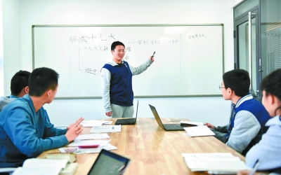 学校通报学生未报清北，老师怒怼解散群聊引风波