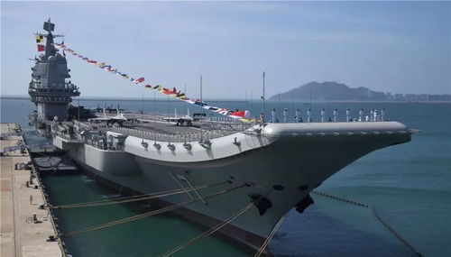 参观山东舰的人群