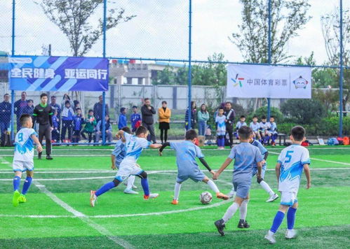 小女孩们在绿茵场训练