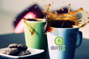 店内员工忙碌制作饮品