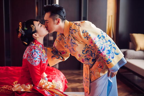 向佐巴黎造型大揭秘：金发搭配蕾丝透视装惊艳全场！