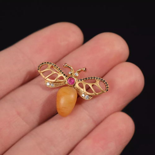 年轻人挑选首饰