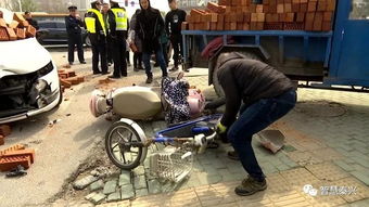 醉汉街头挥板凳致8岁男童重伤，家属拒绝道歉，嫌疑人已被刑拘