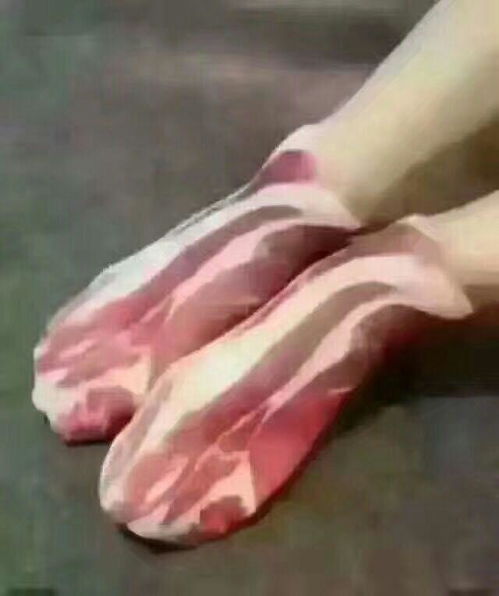 穿着脏袜子的脚