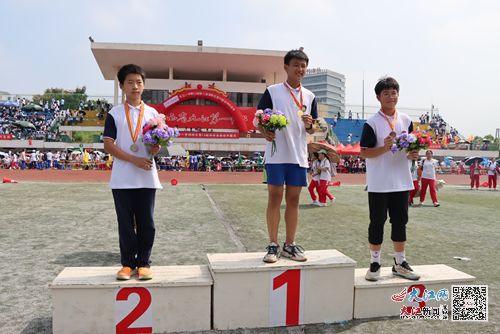 运动员们站在领奖台上笑容灿烂