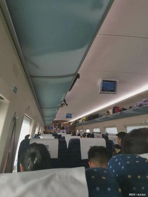 人在高铁F座看窗外风景