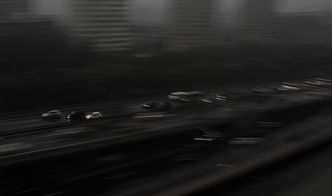 汽车在暴雨中行驶