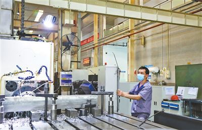 工厂忙碌生产场景