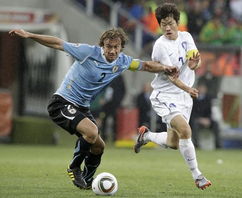 韩国队队员激烈对抗