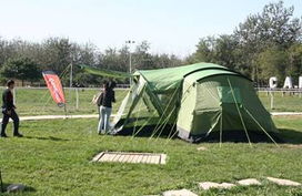 学生在户外搭帐篷避暑