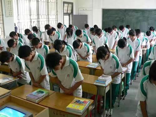 江西中学老师因学生没报清北就散群？教育局回应来了！