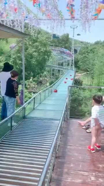 人们在景区游玩