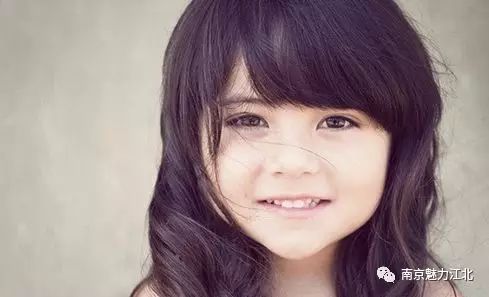 10岁女孩因思念爸爸而哭泣