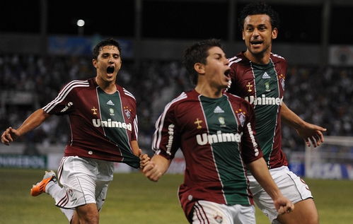 弗鲁米嫩塞队员奋力防守