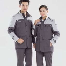 身穿工作服的员工