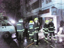 救援队员在现场忙碌