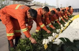 人们献花悼念洪灾遇难者