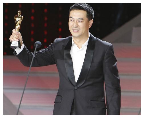 张嘉译在片场工作的照片