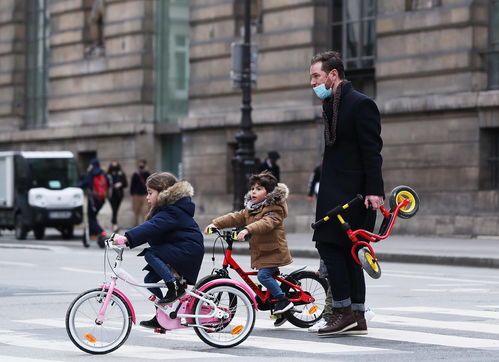 马克龙车队行李掉落画面