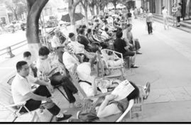 老人在高温下乘凉场景