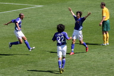 东亚杯赛场：国足再负日本，两连败背后的故事