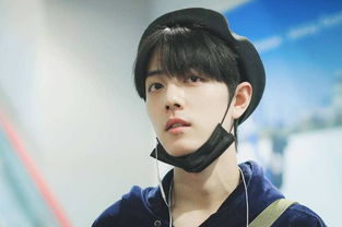 男子在机场表情疑惑