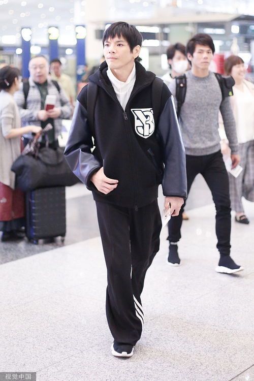 向佐奇葩穿搭再引关注，金属抹胸配西装真敢穿！